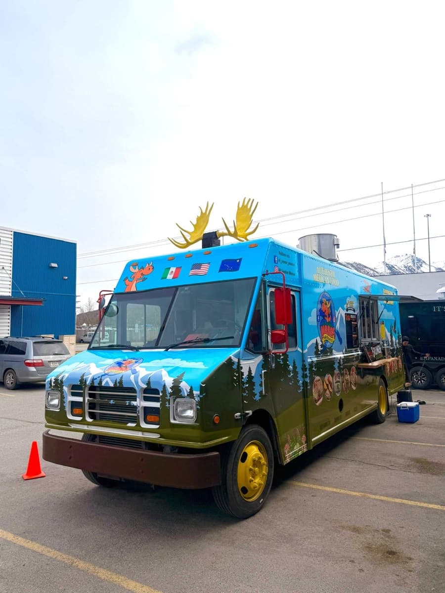 El Señor Moose food truck against Alaskan mountain nature